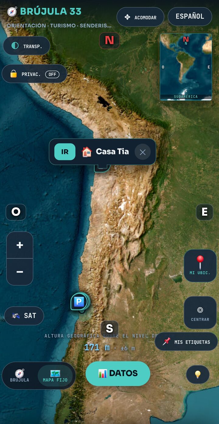 Mapa satelital de Brújula 33 con un punto guardado y el panel de datos